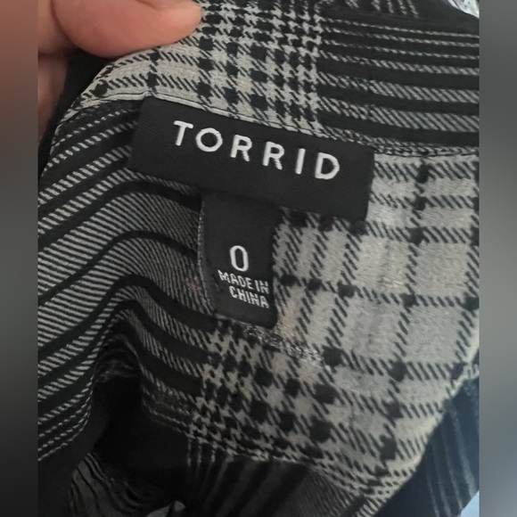 Torrid Green Plaid Chiffon twisted knot long sleeve top size 0/ Large / 12 - Picture 6 of 7